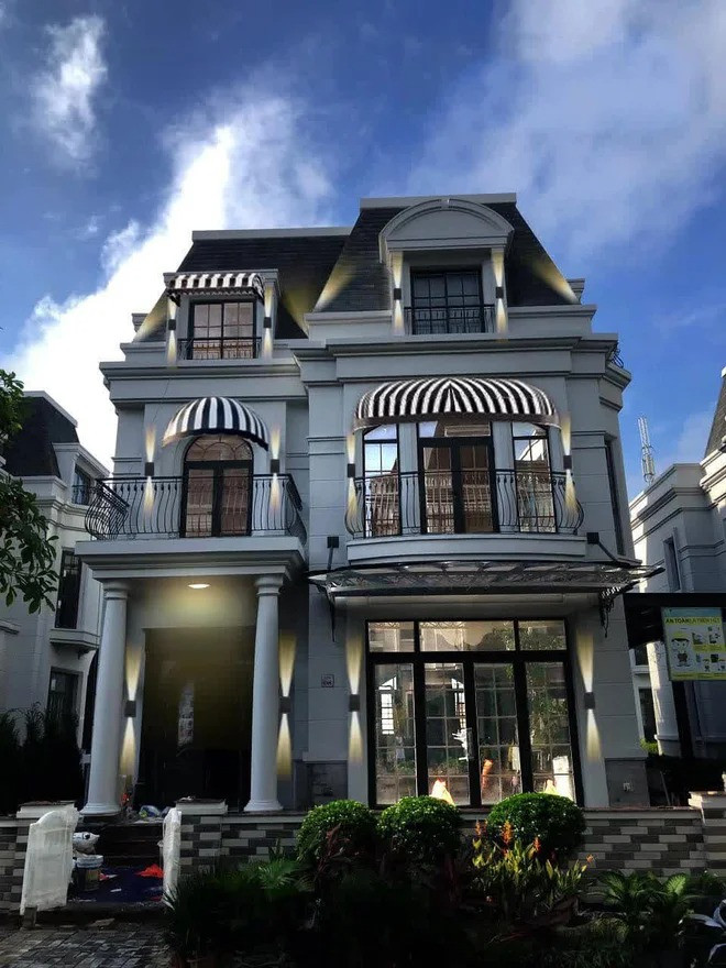 Trong thời gian chờ biệt thự 400 tỷ hoàn thiện, vợ chồng Đoàn Di Băng - Nguyễn Quốc Vũ tậu căn biệt thự "ở tạm" có diện tích lên tới 450m2. Ảnh: FBNV