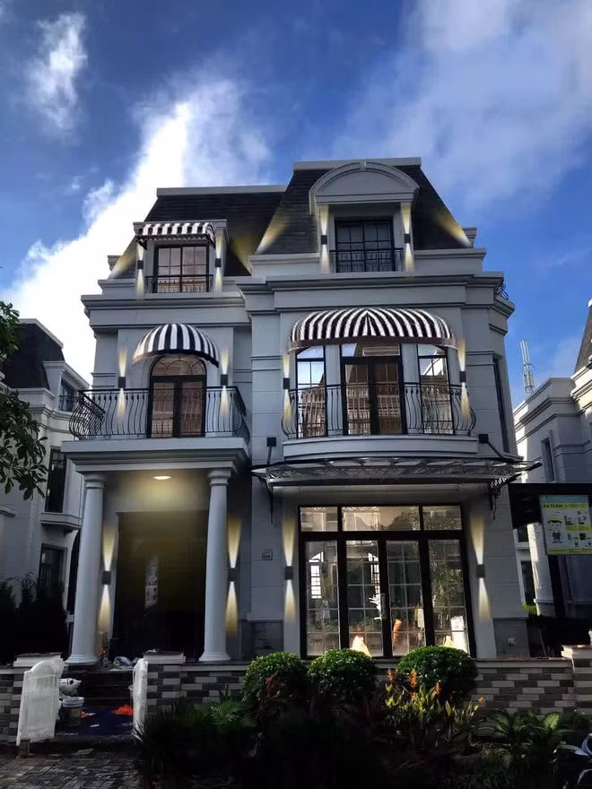 Trong thời gian chờ biệt thự 400 tỷ hoàn thiện, vợ chồng Đoàn Di Băng - Nguyễn Quốc Vũ tậu căn biệt thự "ở tạm" có diện tích lên tới 450m2. Ảnh: FBNV