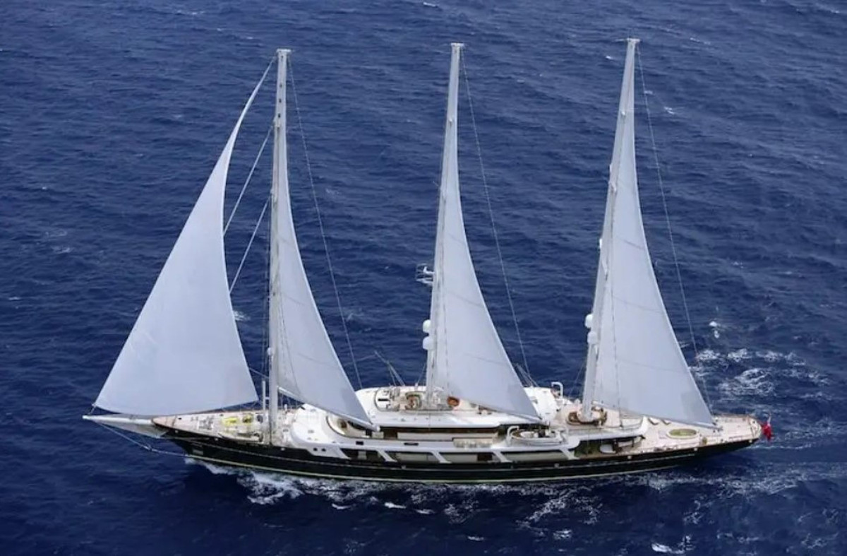 Một chiếc thuyền buồm mang tính biểu tượng khác cũng có thể truyền cảm hứng cho Koru là Eos, thuộc sở hữu của Barry Diller, người sáng lập và là cựu CEO của Fox, cũng là bạn thân của Jeff Bezos. Ảnh: Boat International