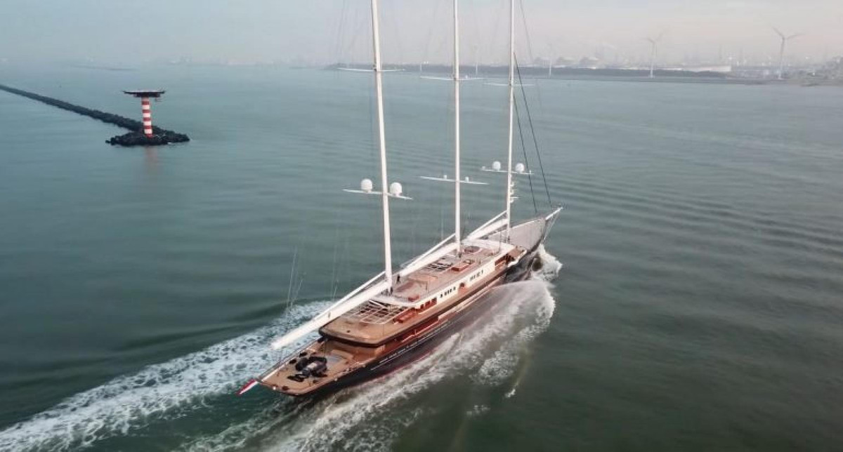 Du thuyền Koru dài 127m, có ba cột buồm cao tới 70m. Như vậy, siêu du thuyền này có kích thước tương đương một nửa kim tự tháp Giza (kim tự tháp lớn nhất Ai Cập) và trở thành thuyền buồm cao nhất thế giới. Ảnh: Lurssen