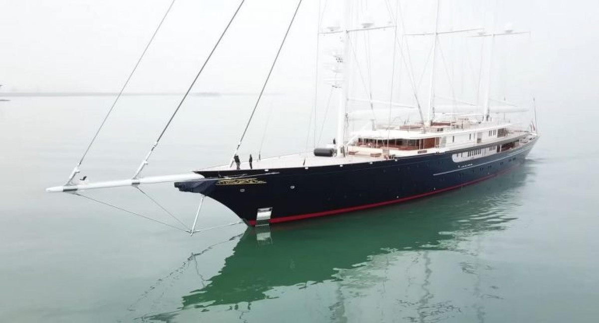 Siêu du thuyền 500 triệu USD sở hữu thân tàu màu đen, các boong kiểu dáng trang nhã được sơn màu trắng chủ đạo. Không có nhiều thông tin về bên trong, nhưng cơ bản Koru có ba boong, trong đó một boong có bể bơi. Ảnh: Boat International