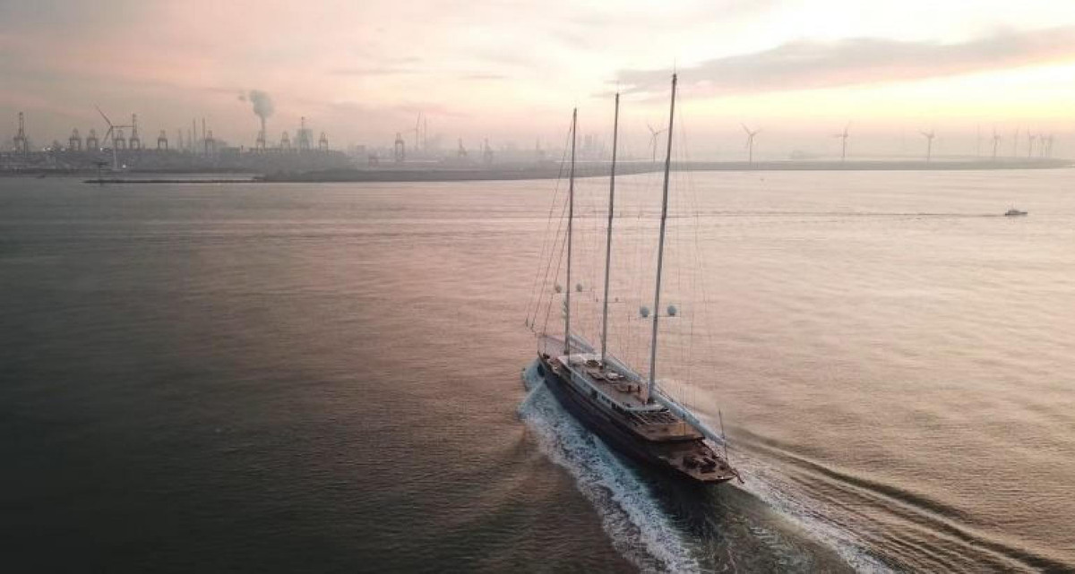 Du thuyền Koru gây tranh cãi trước cả khi chạm vào nước. Theo đó, cây cầu lịch sử Koningshaven của Hà Lan đứng trước nguy cơ bị tháo dỡ tạm thời để siêu du thuyền của Bezos có thể ra khơi. Điều này khiến người dân địa phương phẫn nộ và gửi thư phản đối kịch liệt. Ảnh: Boat International