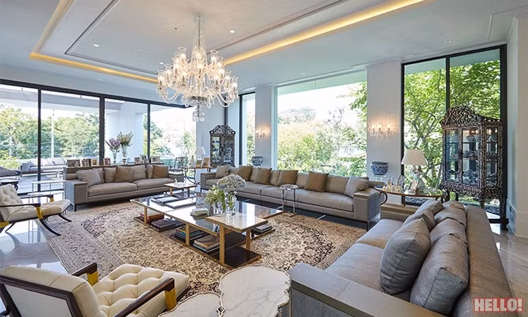 Từ phòng khách có thể ngắm cảnh cây cối xanh tươi ở bên ngoài, đưa đến cảm giác thoải mái và thư giãn. Ảnh: Hello