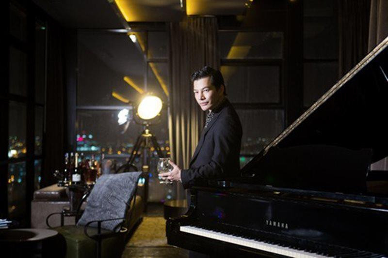 Nội thất nhà sang trọng với tone màu đỏ - đen - trắng quyền lực. Ảnh: Vietnamnet