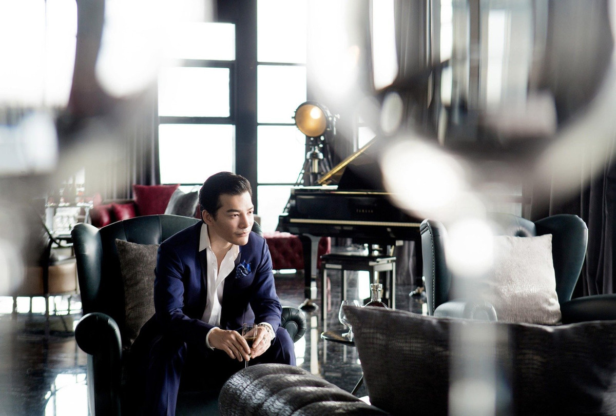 Phòng khách của nam diễn viên có cả khu vực giải trí để bạn bè tụ tập nghe nhạc, ngắm cảnh. Ảnh: Vietnamnet