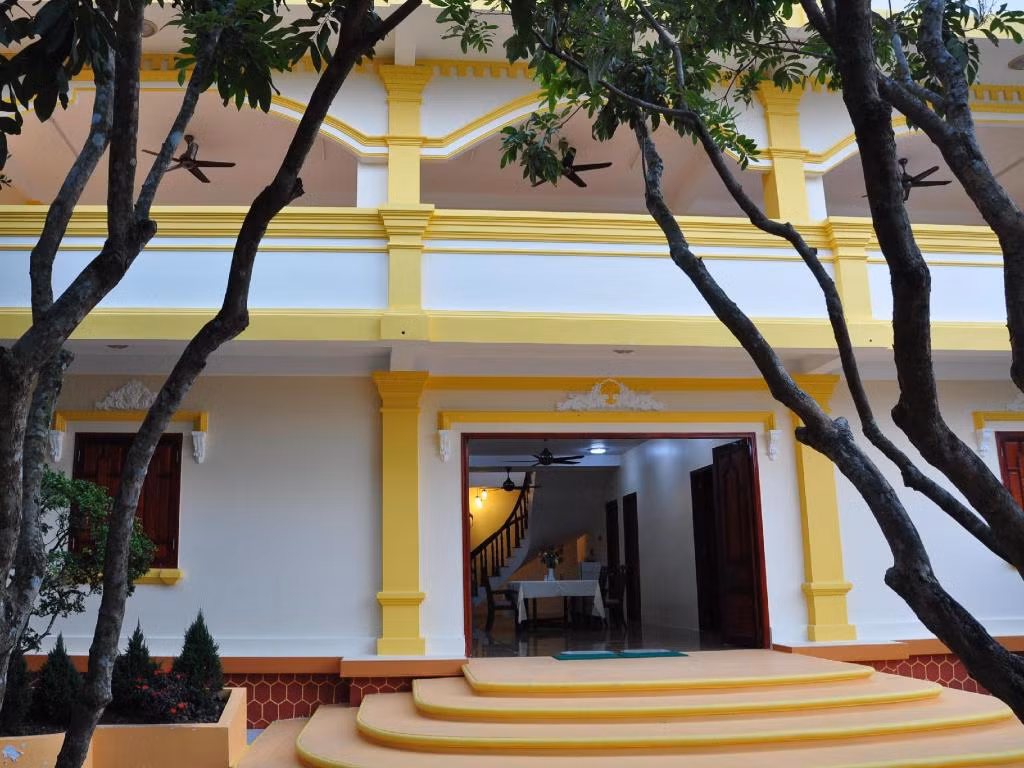 Nhà xây trên nền cao 0,5 m so với mặt đất vừa tránh được mùa nước lũ ngập, lại vừa trở thành đặc điểm có "1 không 2" của nhà cổ Ba Đức. Ảnh: Mia