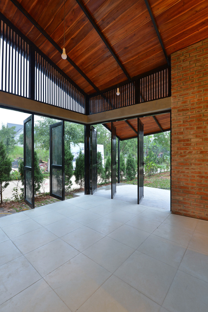 Về chức năng, phòng khách tách biệt khỏi sự phân chia không gian bên trong và trở thành nơi các thành viên trong gia đình kết nối với nhau và trở về với thiên nhiên.