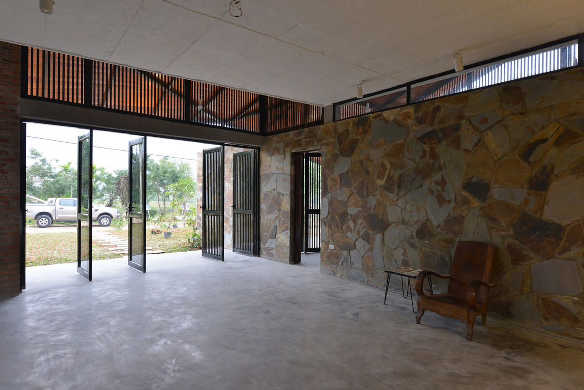  Ngôi nhà được thực hiện trong thời gian khoảng 4 tháng, sử dụng vật liệu địa phương và phương pháp kết cấu vừa phải.