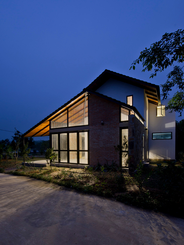 Nhờ hệ sinh thái miền núi nguyên sinh hầu như chưa bị tác động bởi con người và các loại động vật hoang dã vẫn sinh sống, Ba Vì là địa điểm lý tưởng để cư dân thành thị tận hưởng và bắt đầu giao hòa với thiên nhiên. Đây cũng là mục tiêu chính để nhóm kiến trúc sư bắt đầu dự án này và thực hiện tất cả các sứ mệnh của nó.