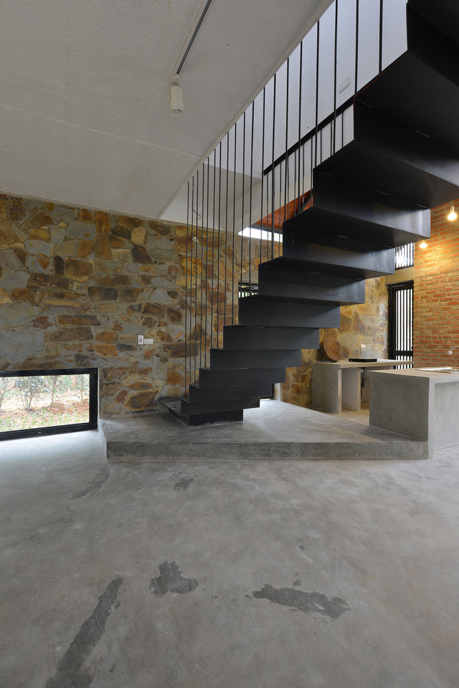 Những mảng tường gạch mộc làm tăng cảm giác gần gũi với thiên nhiên.