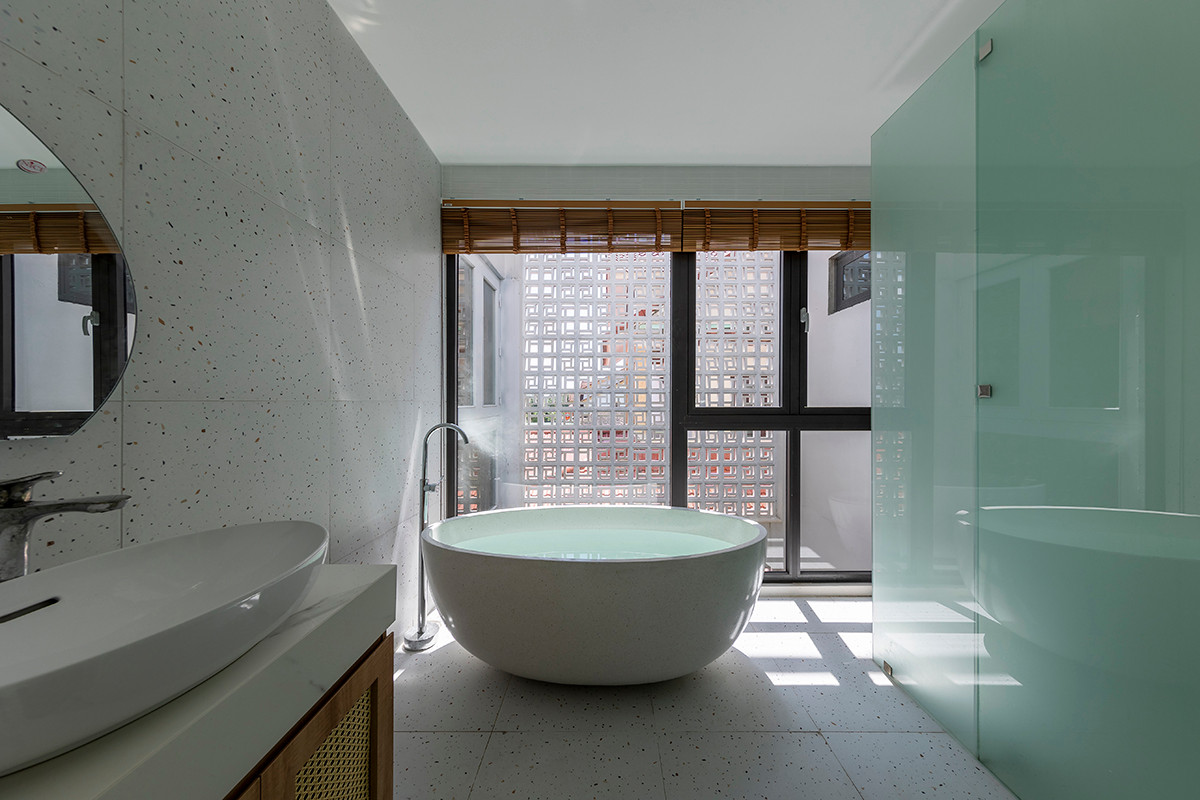 Phòng vệ sinh tràn ngập ánh sáng tự nhiên nhờ hệ cửa kính lớn. Nguồn ảnh: Paul Phan/Kaa Architects