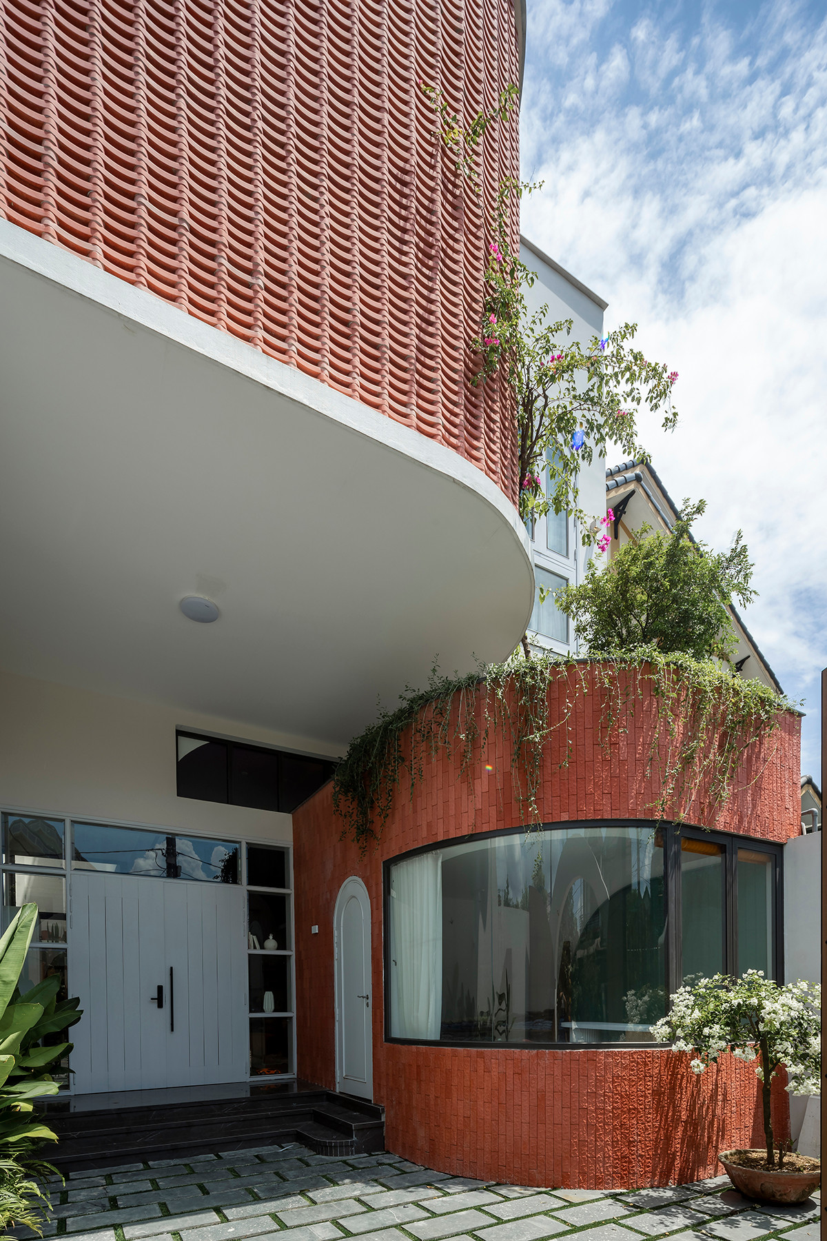 Khu vực này có khí hậu khắc nghiệt với mùa đông lạnh sâu và mùa mưa kéo dài dai dẳng và nhiệt độ có thể lên tới 40 độ C. Nhiệm vụ quan trọng của kiến trúc sư là hạn chế ảnh hưởng của thời tiết tới ngôi nhà.