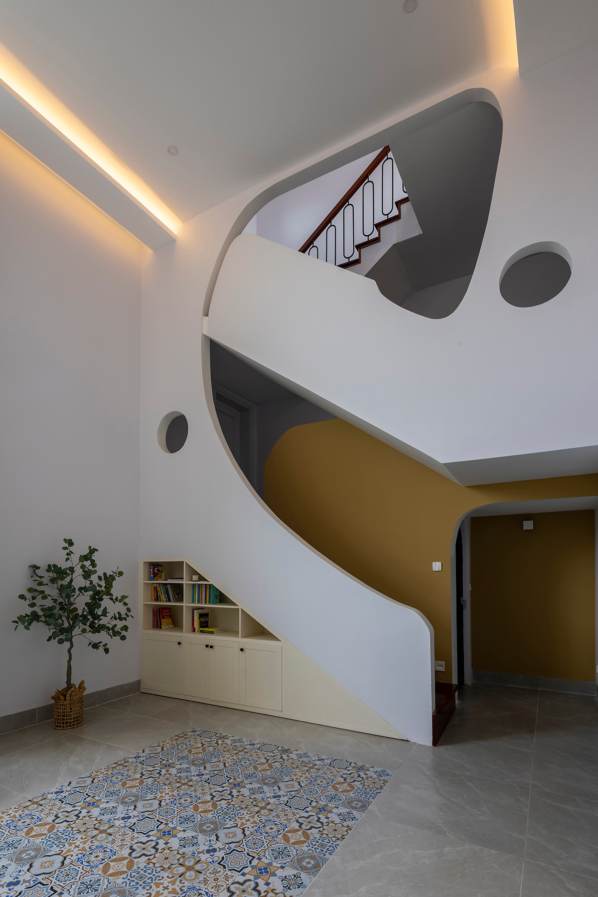 Để giải quyết vấn đề thời tiết, kiến trúc sư thiết kế không gian đệm để tất cả các phòng trong nhà đều hạn chế tiếp xúc trực tiếp với bên ngoài.