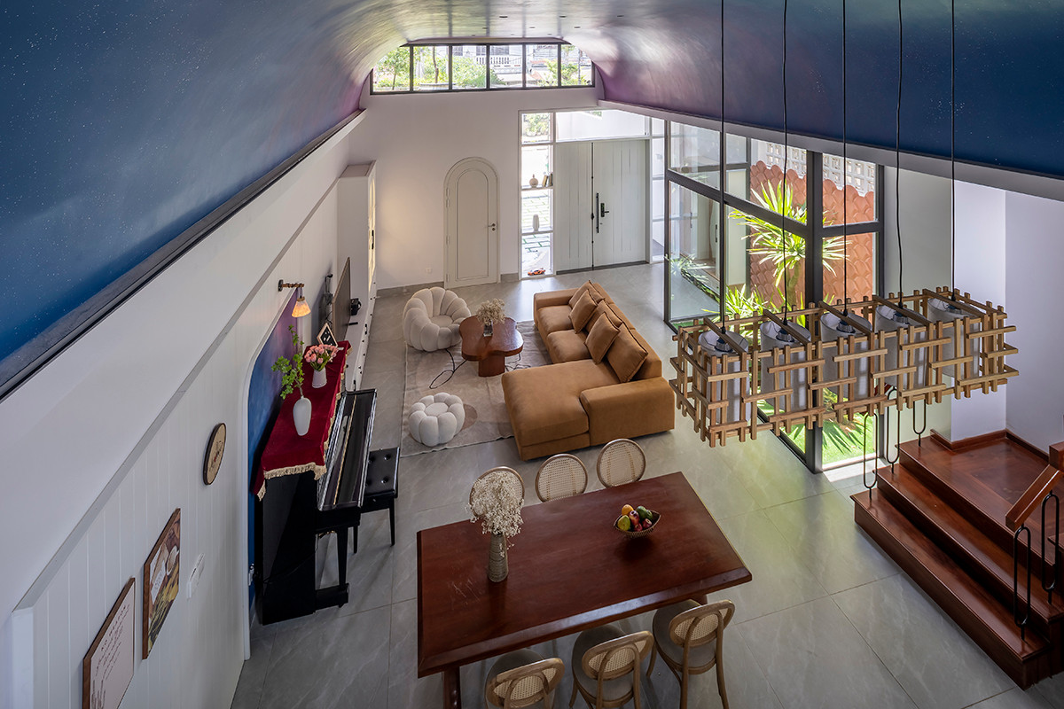 Ánh sáng được lấy từ giếng trời và cửa sổ trên cao.