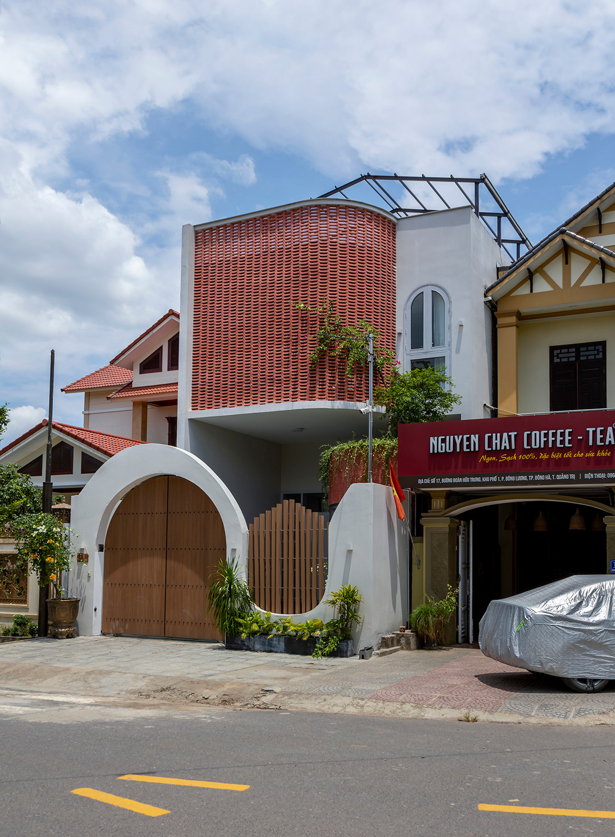 Để giảm bức xạ nhiệt từ trên mái xuống và trời mưa kéo dài có thể gây ra vết thấm, kiến trúc sư thiết kế một hệ khung sắt, lợp tấm poly lấy sáng.