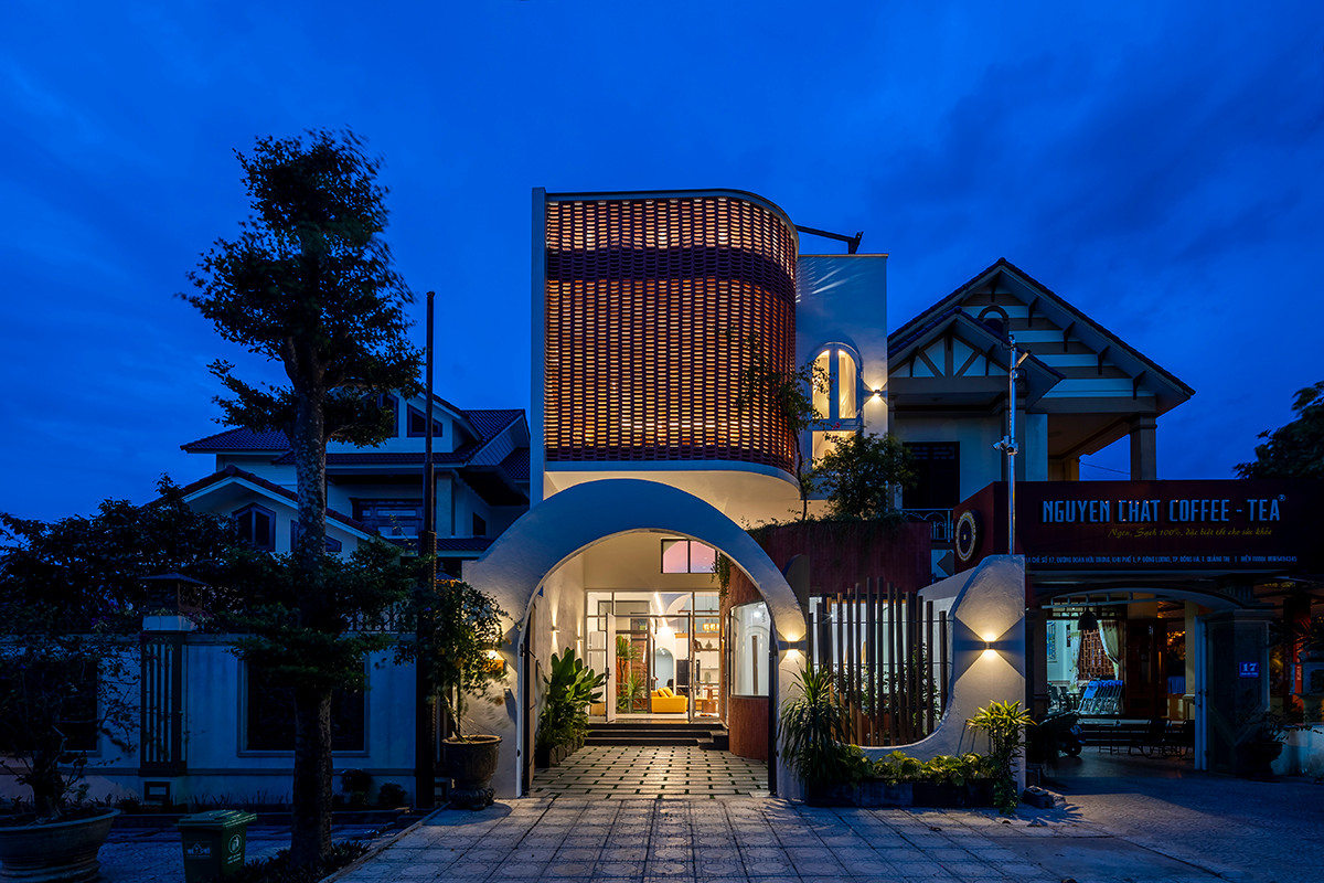 Bức tường gạch rực sáng vào buổi tối nhờ hiệu ứng ánh sáng tạo điểm nhấn đặc biệt cho công trình.