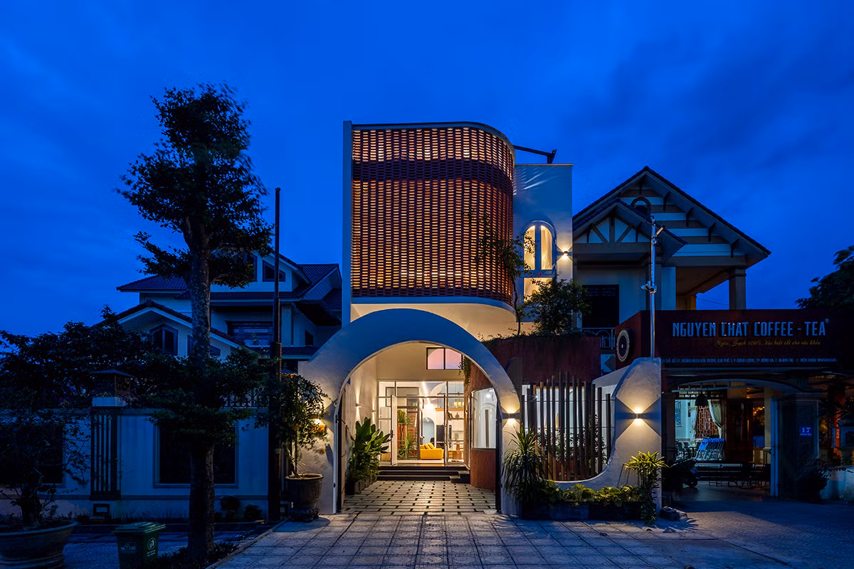 Bức tường gạch rực sáng vào buổi tối nhờ hiệu ứng ánh sáng tạo điểm nhấn đặc biệt cho công trình.