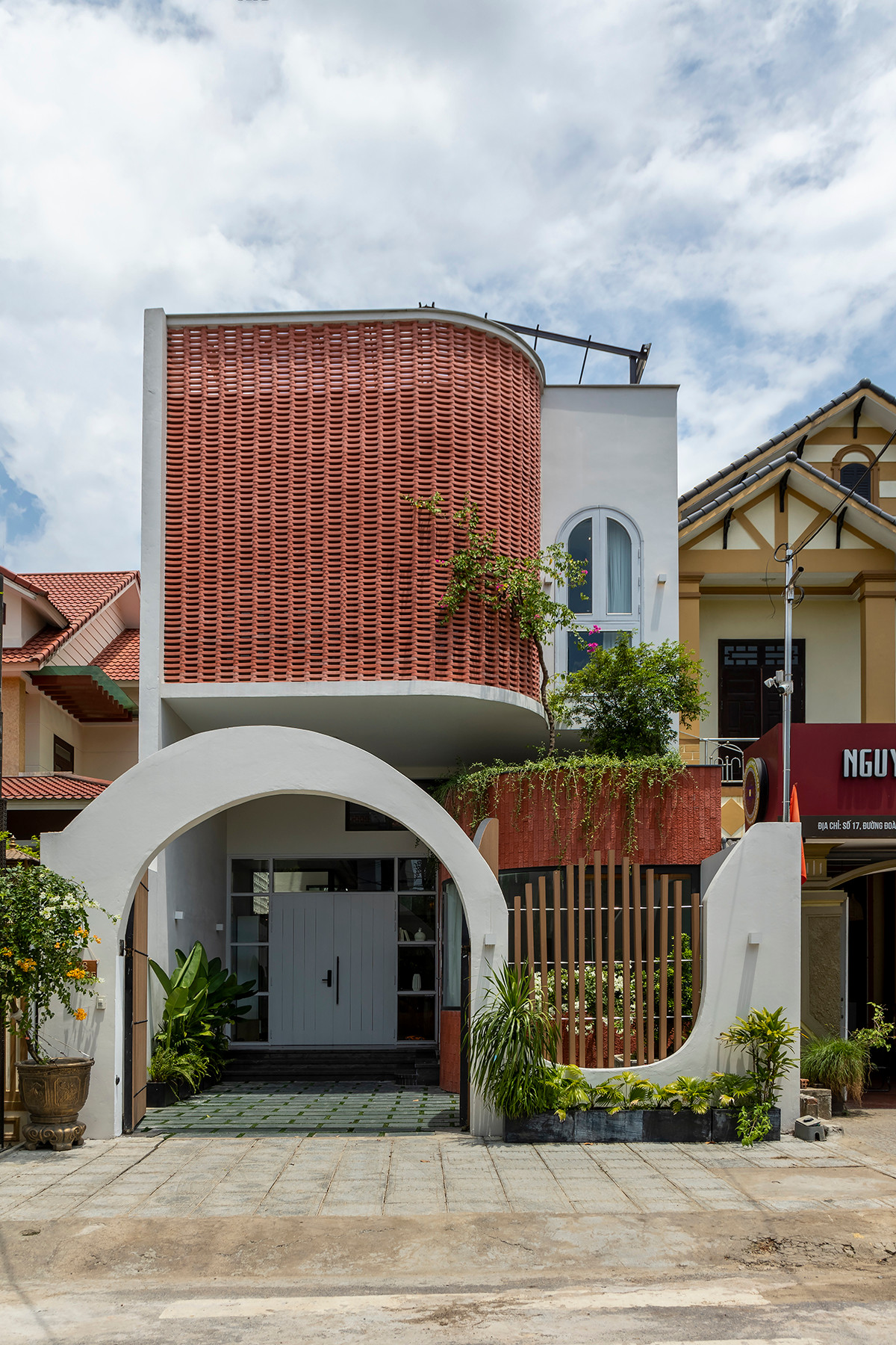 Toạ lạc tại Đông Hà (Quảng Trị), Lantern house là tổ ấm của gia đình nhỏ gồm 4 thành viên.