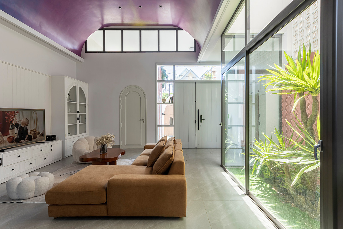 Với nguồn ánh sáng dịu nhẹ, nhiều cây cối xanh tươi sẽ giúp tầng trệt của ngôi nhà luôn mát mẻ vào mùa hè và ấm áp vào mùa đông.