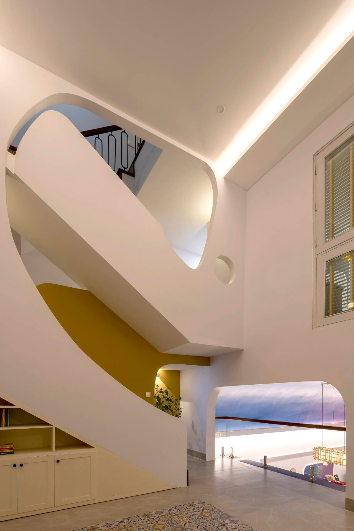 Phòng đọc sách ở tầng lửng với những đường cong nghệ thuật, đẹp mắt.