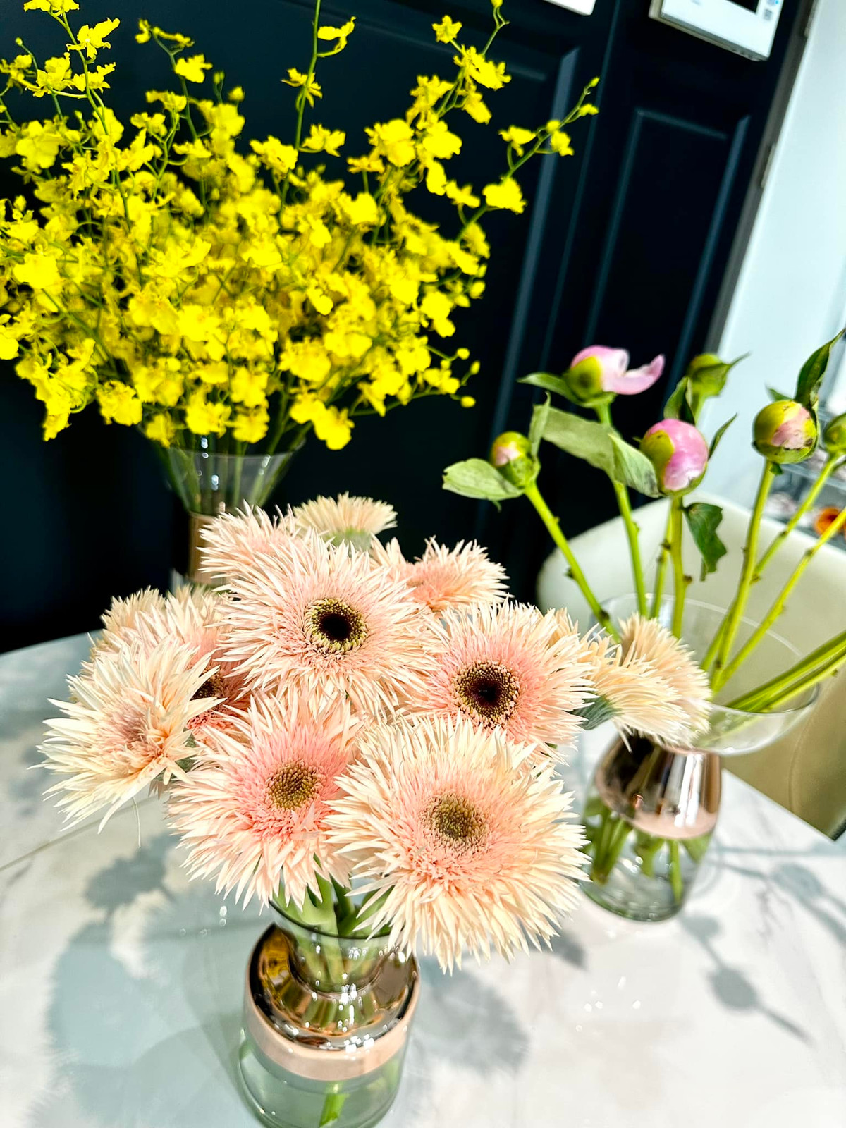 Mỗi lần chia sẻ thành phẩm cắm hoa, Pha Lê lại được mọi người khen ngợi vì khéo trang trí nhà cửa. Ảnh: FBNV