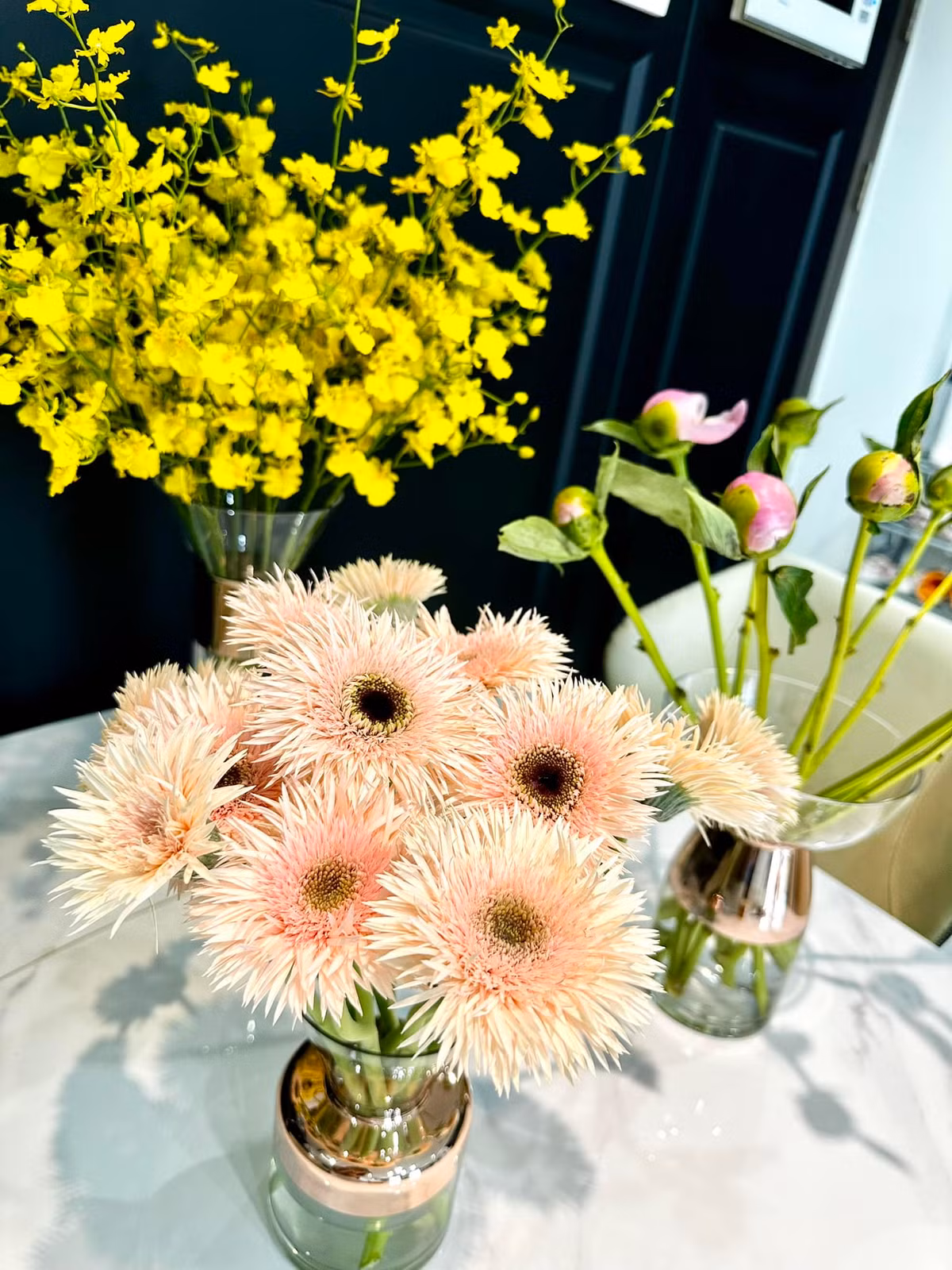 Mỗi lần chia sẻ thành phẩm cắm hoa, Pha Lê lại được mọi người khen ngợi vì khéo trang trí nhà cửa. Ảnh: FBNV