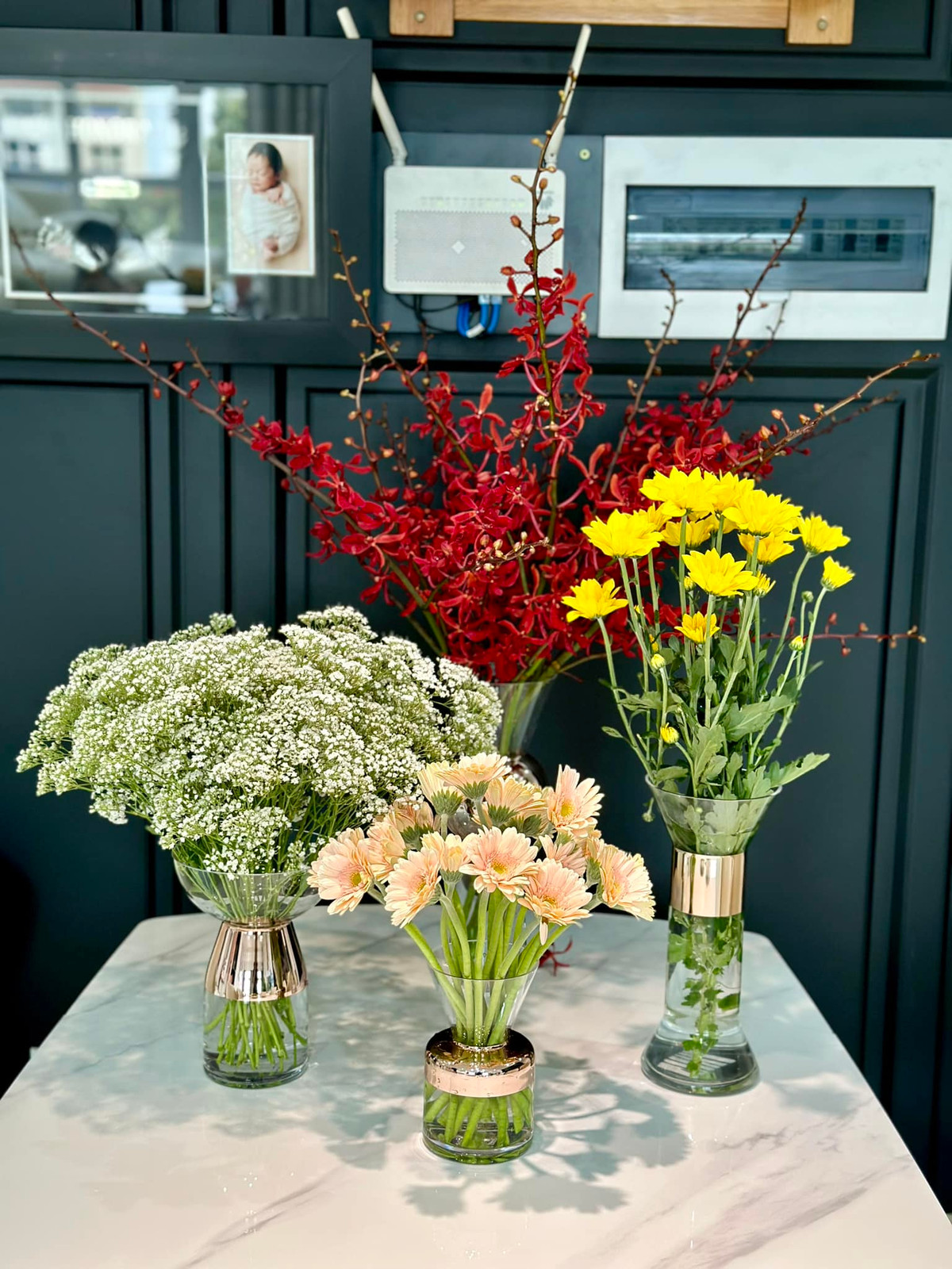 Nữ ca sĩ thường xuyên ôm đủ loại hoa về nhà. Ảnh: FBNV