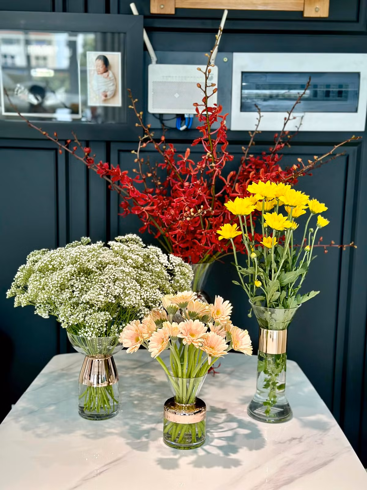 Nữ ca sĩ thường xuyên ôm đủ loại hoa về nhà. Ảnh: FBNV