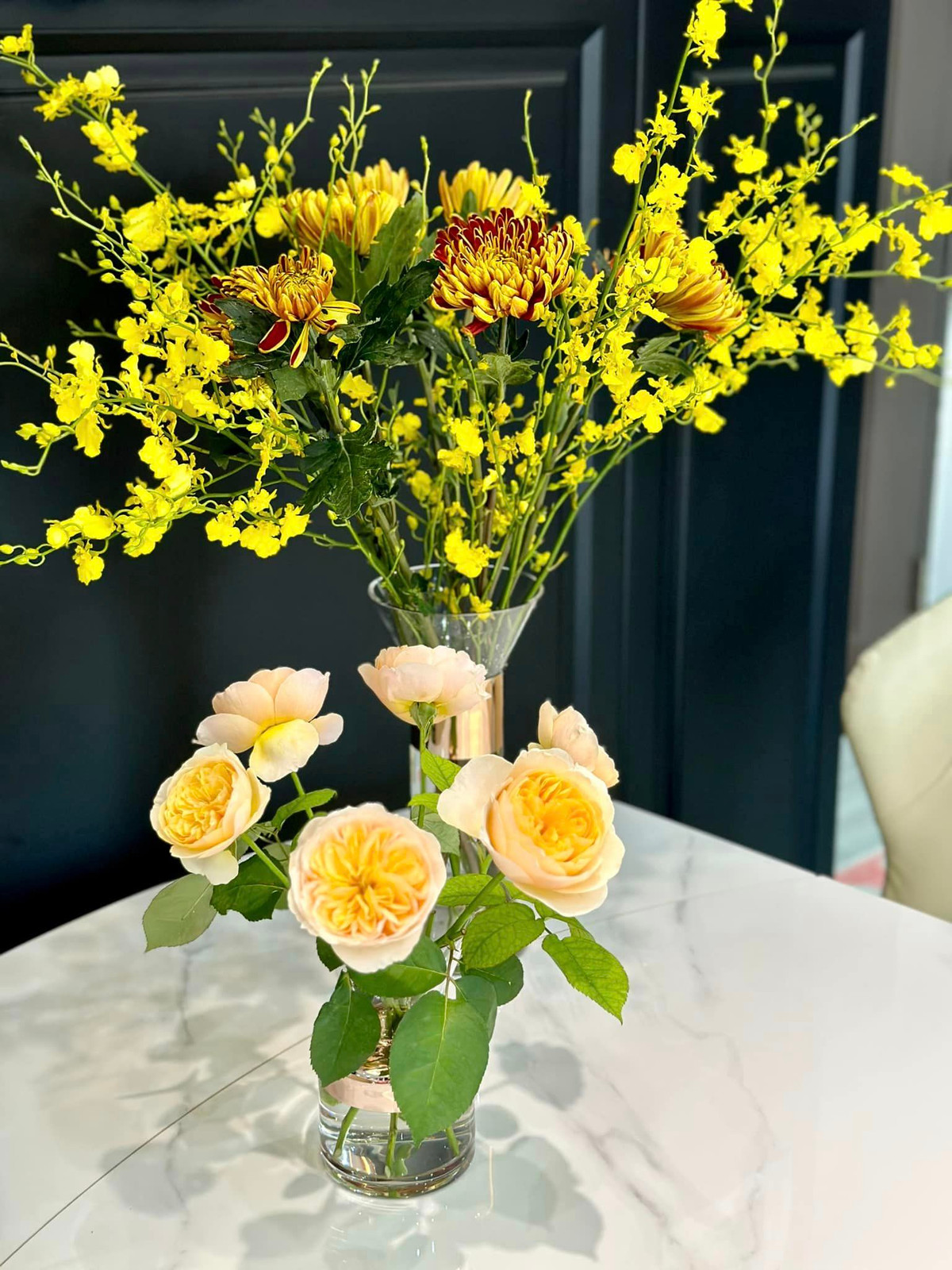 Bình hoa rực rỡ cho không nhà thêm tươi sáng. Ảnh: FBNV