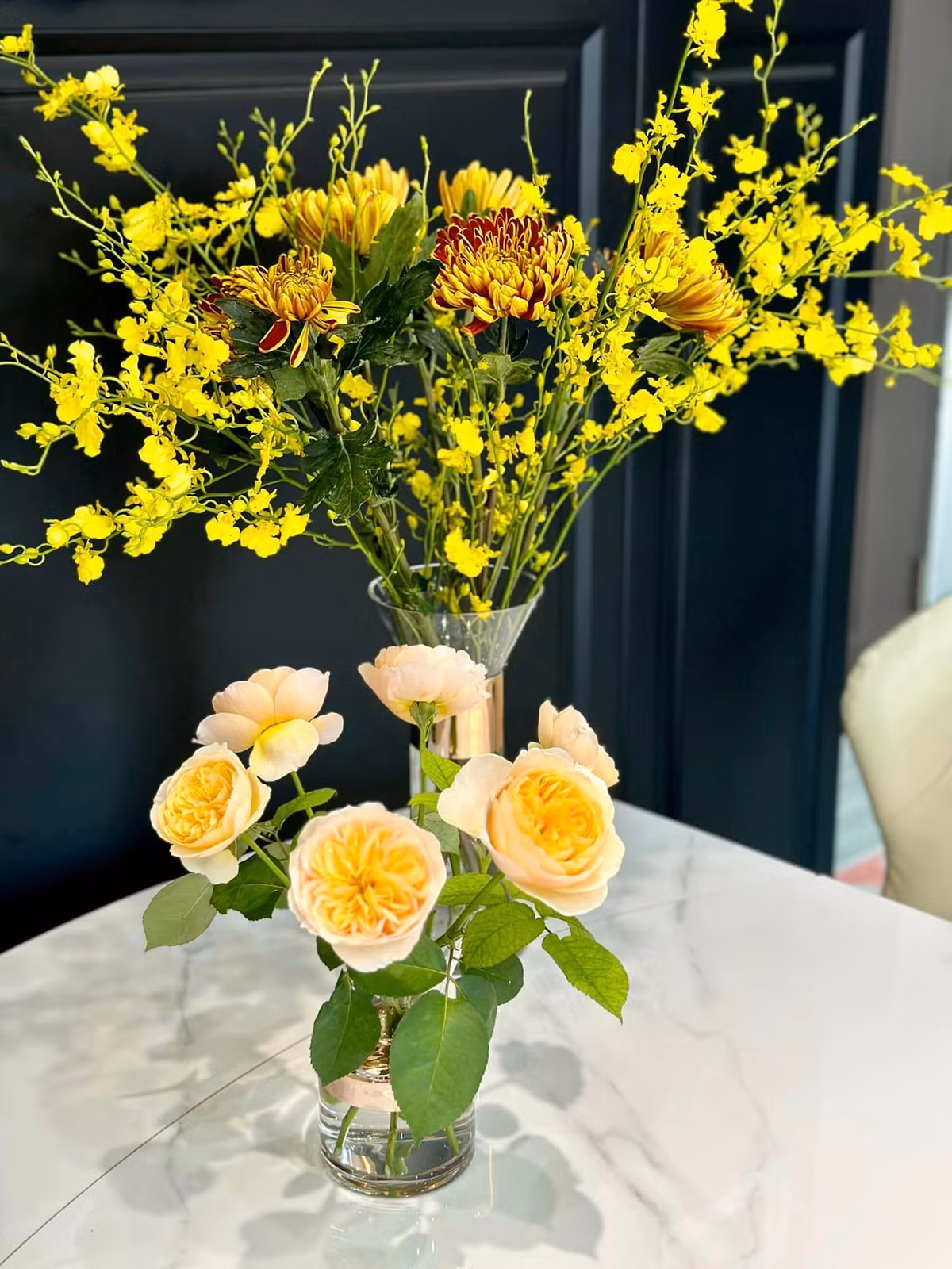 Bình hoa rực rỡ cho không nhà thêm tươi sáng. Ảnh: FBNV