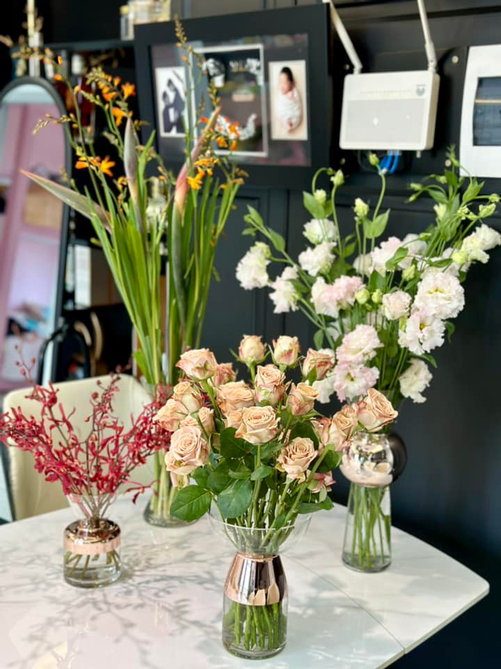 Nữ ca sĩ thường chăm chút không gian sống bằng những bình hoa tươi. Ảnh: FBNV