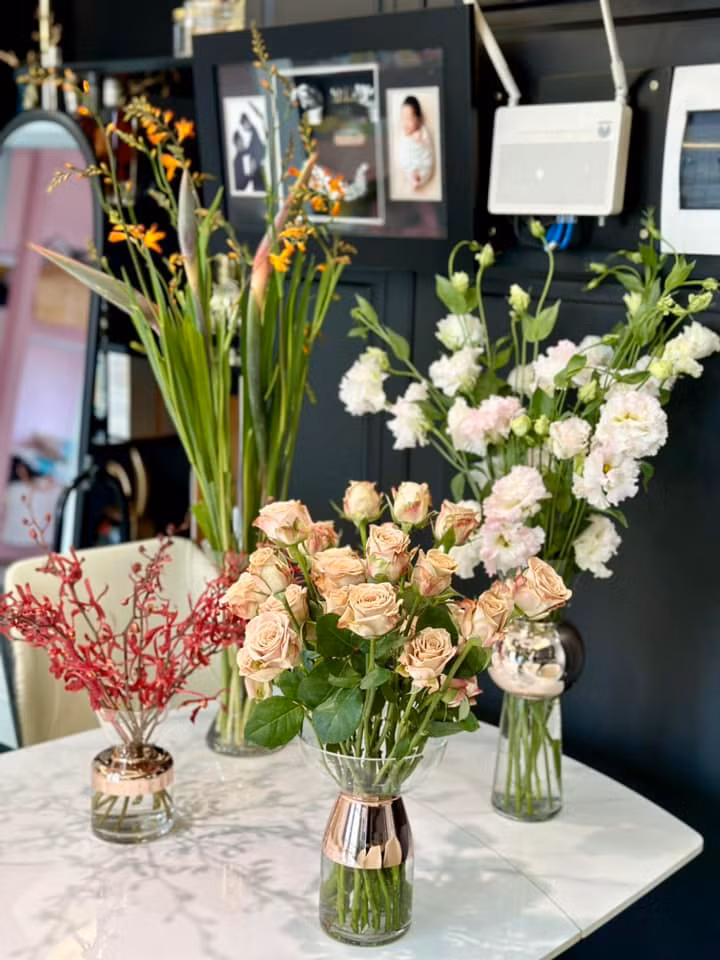 Nữ ca sĩ thường chăm chút không gian sống bằng những bình hoa tươi. Ảnh: FBNV