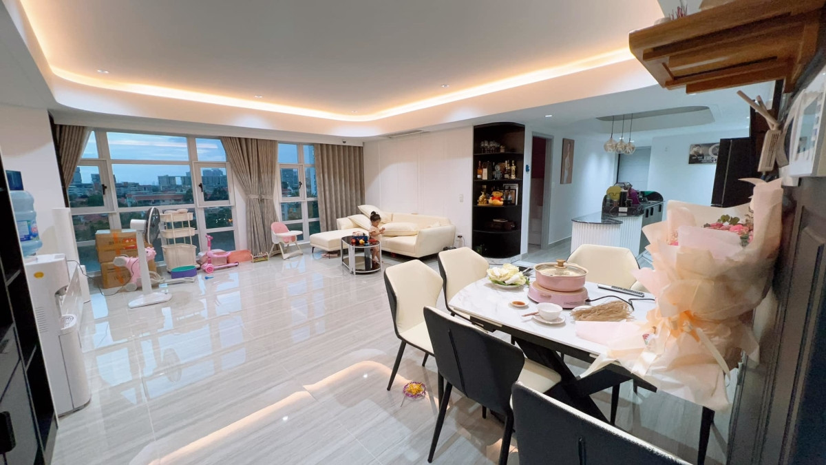 Căn hộ của Pha Lê trị giá khoảng 6 tỷ, khá rộng rãi, với thiết kế phòng khách, bàn ăn, khu bếp thông nhau. Ảnh: Vnexpress