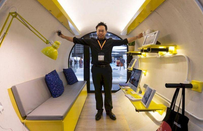 Căn hộ trong ống cống được bố trí đầy đủ nội thất như ghế sofa kết hợp làm giường ngủ, bàn, tủ, giá treo đồ.