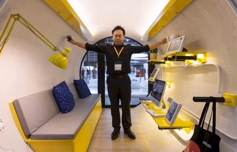 Căn hộ trong ống cống được bố trí đầy đủ nội thất như ghế sofa kết hợp làm giường ngủ, bàn, tủ, giá treo đồ.