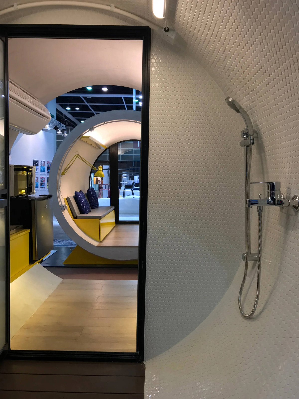 Các thiết bị được lắp đặt gọn gàng, đồng bộ. Nguồn ảnh: Dezeen