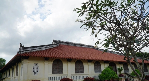 Ngôi nhà được cụ Huỳnh Ngọc Khiêm (1843 - 1927) xây dựng trong 14 năm ròng. Bà Lê Thị Hai (hơn 60 tuổi) hiện là người đại diện gia chủ trông coi công trình. Ảnh: Dân trí