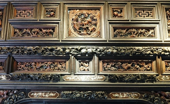 Hệ thống vì kèo được chạm trổ công phu và tỉ mỉ đến từng chi tiết nhỏ. Ảnh: Dân trí