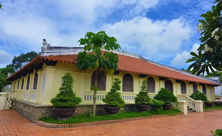  Căn nhà cổ được cụ Khiêm khởi công từ năm 1890 đến năm 1904 mới hoàn thành. Trong suốt 14 năm xây dựng, nhiều người thợ kịp tậu cho mình một cơ ngơi, cưới vợ sinh con nên quyết định ở lại đất mới, không về quê cũ. Ảnh: Hitour