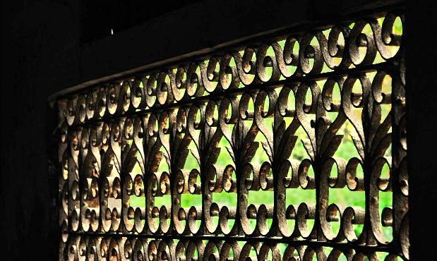 Nhà cổ Huỳnh Phủ hầu như không bị ảnh hưởng bởi chiến tranh nhưng trải qua thời gian bị mối mọt, tác động của thời tiết nên công trình xuống cấp. Ảnh: BaoanhVietNam