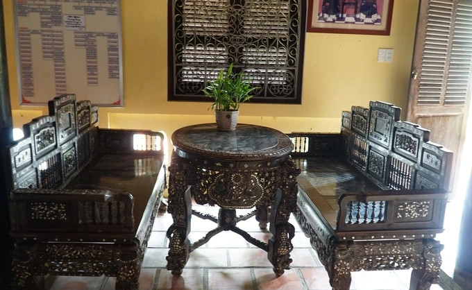 Phòng khách đặt bộ bàn ghế cẩm thạch chạm khảm cầu kỳ. Ảnh: Dân trí