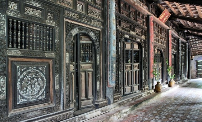 Nhà cổ Huỳnh Phủ được xây dựng hoàn toàn thủ công với 48 cột lớn bằng gỗ lim, căm xe và 32 cây bằng xi măng. Ảnh: BaoanhVietNam