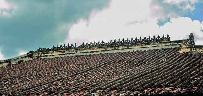 Một số bức khảm bị bong tróc, nền nhà bị sụp lún, có đòn tay, đầu kèo bị mối mọt gặm nhấm. Ảnh: BaoanhVietNam