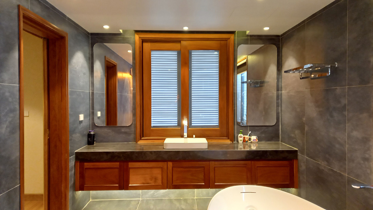 Phòng tắm rộng lớn với chất liệu đá và gỗ tạo cảm giác mát vào mùa hè và ấm trong mùa đông.