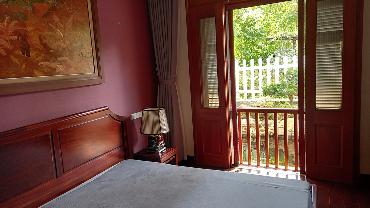 Kiến trúc sư lựa chọn những chi tiết của các biệt thự cổ tại Hà Nội do Pháp xây dựng những năm 50 thế kỷ trước như những ô cửa chớp gỗ, hành lang với những cây cổ thụ lớn xung quanh nhà…