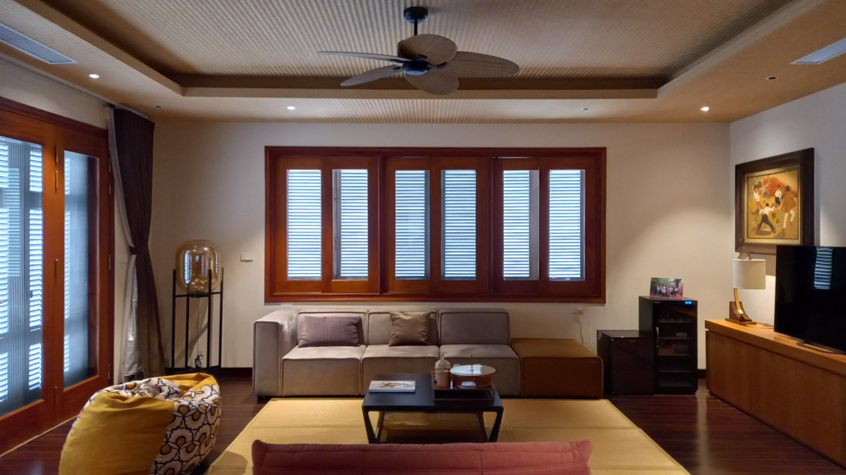 Không gian nội thất thiết kế theo phong cách cổ điển, với tông màu trầm sang trọng.