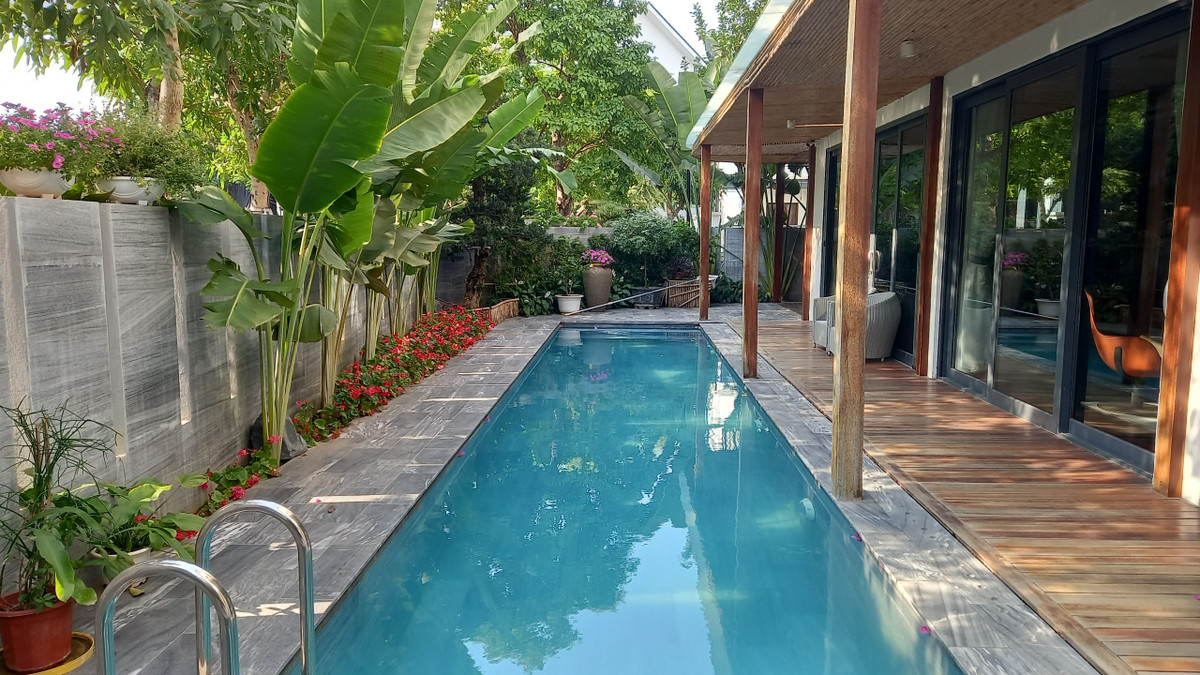 Không gian này như một lớp lọc thứ hai giúp ngôi nhà như hoàn toàn chìm đắm vào thiên nhiên xanh.