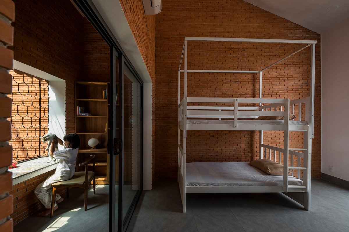 Tầng 2 gồm phòng ngủ của bố mẹ và phòng ngủ với phòng học của các con.