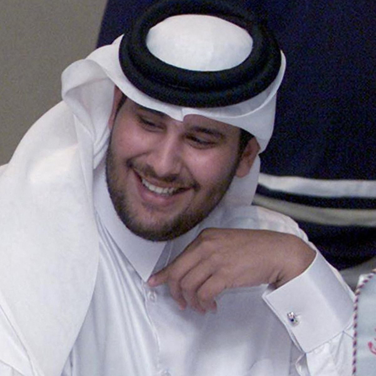 Ông Sheikh Jassim sinh năm 1982 là thành viên của Hoàng gia Qatar. Ông là một trong 15 người con của cựu Thủ tướng Qatar Sheikh Hamad bin Jassim bin Jaber Al Thani (còn được gọi là HBJ). Ảnh: Irish Mirror