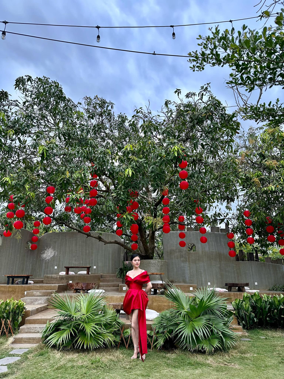 Theo đó, nữ diễn viên sử dụng màu đỏ chủ đạo để trang trí cho cơ ngơi khủng ở quê.